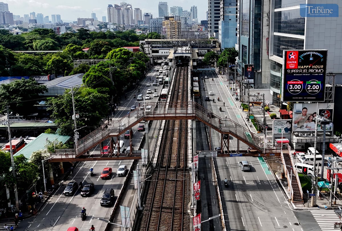 Only a handful of pedestrians were seen using the controversial P10-million footbridge in Kamuning, Quezon City, infamously dubbed “Mt. Kamuning” due to its steep height. The structure has drawn heavy criticism for its inaccessible design, prompting President Ferdinand Marcos Jr. to order its demolition during the launch of the Pamilya Pass at MRT-3 over the weekend. A new, safer footbridge is set to begin construction this year to address commuter safety and public accessibility.