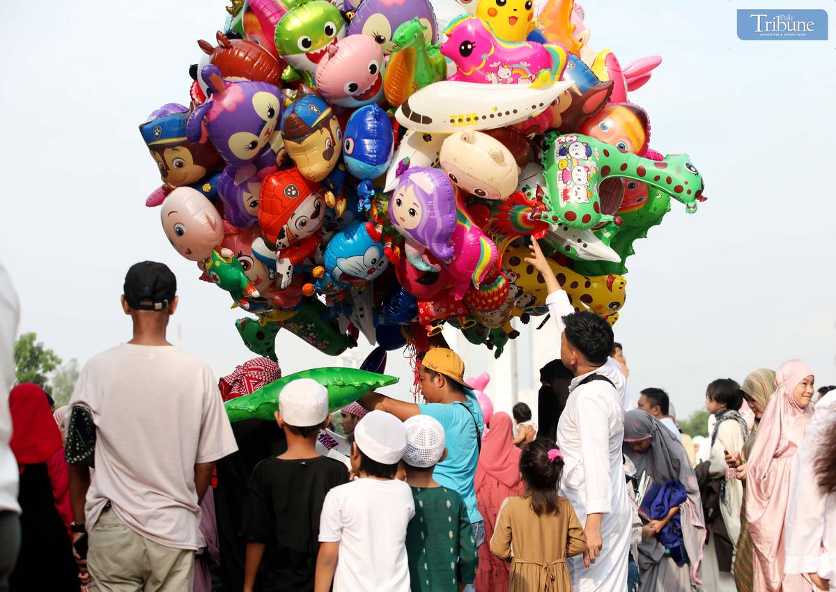 FILIPINO Muslim parents buy colorful balloons for their children during the Eid al-Adha celebration at Quezon City Circle on Friday, 6 June 2025.