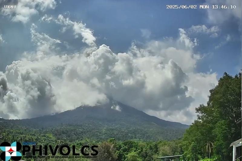 Kanlaon spews 900-meter plumes