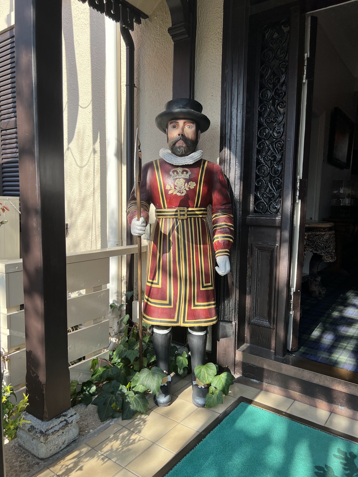 A Beefeater stands as sentry at the entryway.