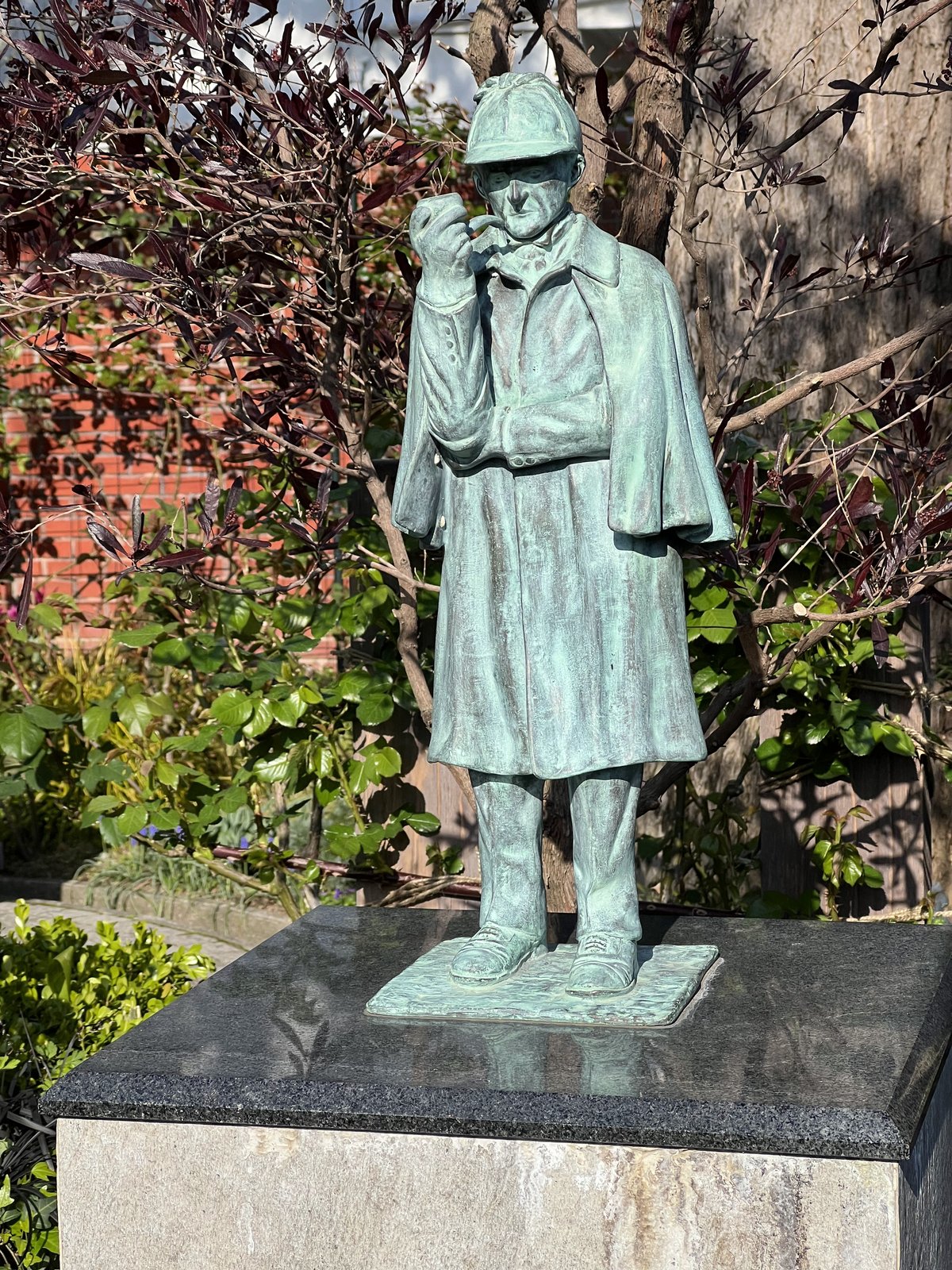 A Sherlock Holmes statue at the English House.
