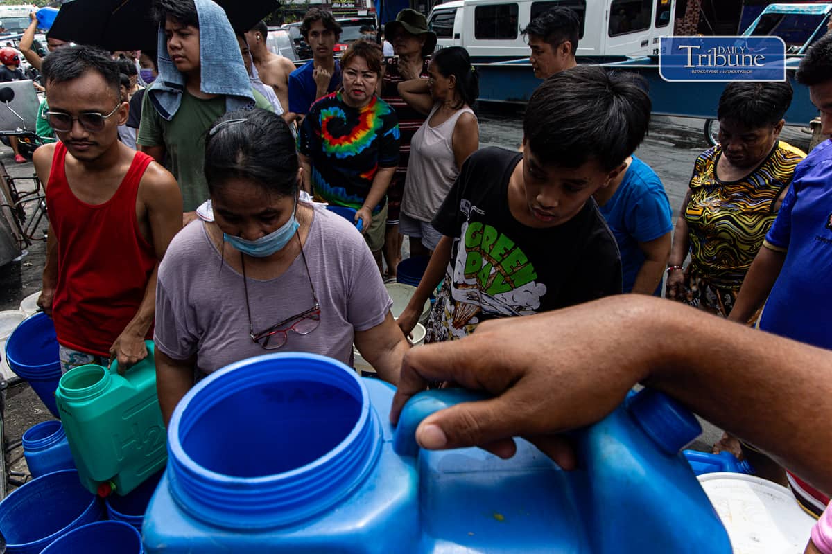 Residents queue for free water rations distributed by the Manila Disaster Risk Reduction and Management Office in Barangay 105, Tondo, Manila, on Sunday, 8 June 2025.
The emergency supply was deployed after a sudden service interruption caused by a contractor accidentally damaging a 2.2-meter Maynilad trunkline during excavation for the Pritil Market Project. About 350,000 customers in Manila, Pasay, Parañaque, Las Piñas, and parts of Cavite remain affected as repair work continues.
