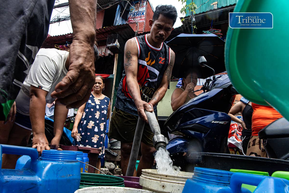 Residents queue for free water rations distributed by the Manila Disaster Risk Reduction and Management Office in Barangay 105, Tondo, Manila, on Sunday, 8 June 2025.
The emergency supply was deployed after a sudden service interruption caused by a contractor accidentally damaging a 2.2-meter Maynilad trunkline during excavation for the Pritil Market Project. About 350,000 customers in Manila, Pasay, Parañaque, Las Piñas, and parts of Cavite remain affected as repair work continues.