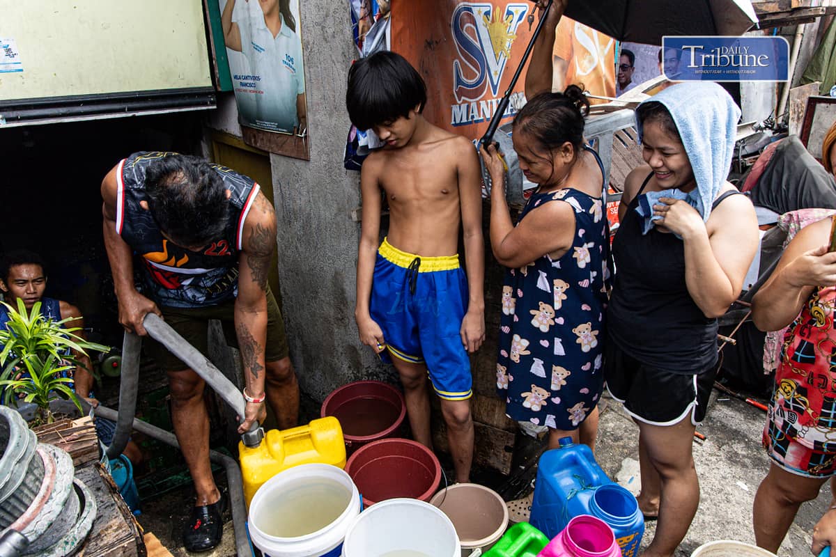 Residents queue for free water rations distributed by the Manila Disaster Risk Reduction and Management Office in Barangay 105, Tondo, Manila, on Sunday, 8 June 2025.
The emergency supply was deployed after a sudden service interruption caused by a contractor accidentally damaging a 2.2-meter Maynilad trunkline during excavation for the Pritil Market Project. About 350,000 customers in Manila, Pasay, Parañaque, Las Piñas, and parts of Cavite remain affected as repair work continues.