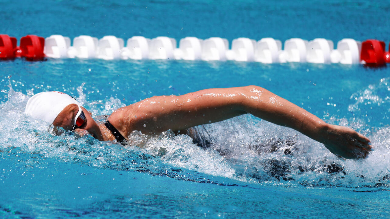 McIntosh rips 400m world record
