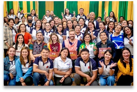 U.S. Embassy Regional English Language Officer Jeff McIlvenna, U.S. Department of State’s English Language Specialists Shélynn Riel and Joe Voigts, and Philippine Department of Education Supervisor for Alternative Learning System (ALS) Jima Gelmo join ALS teachers in Davao City on 4 June.