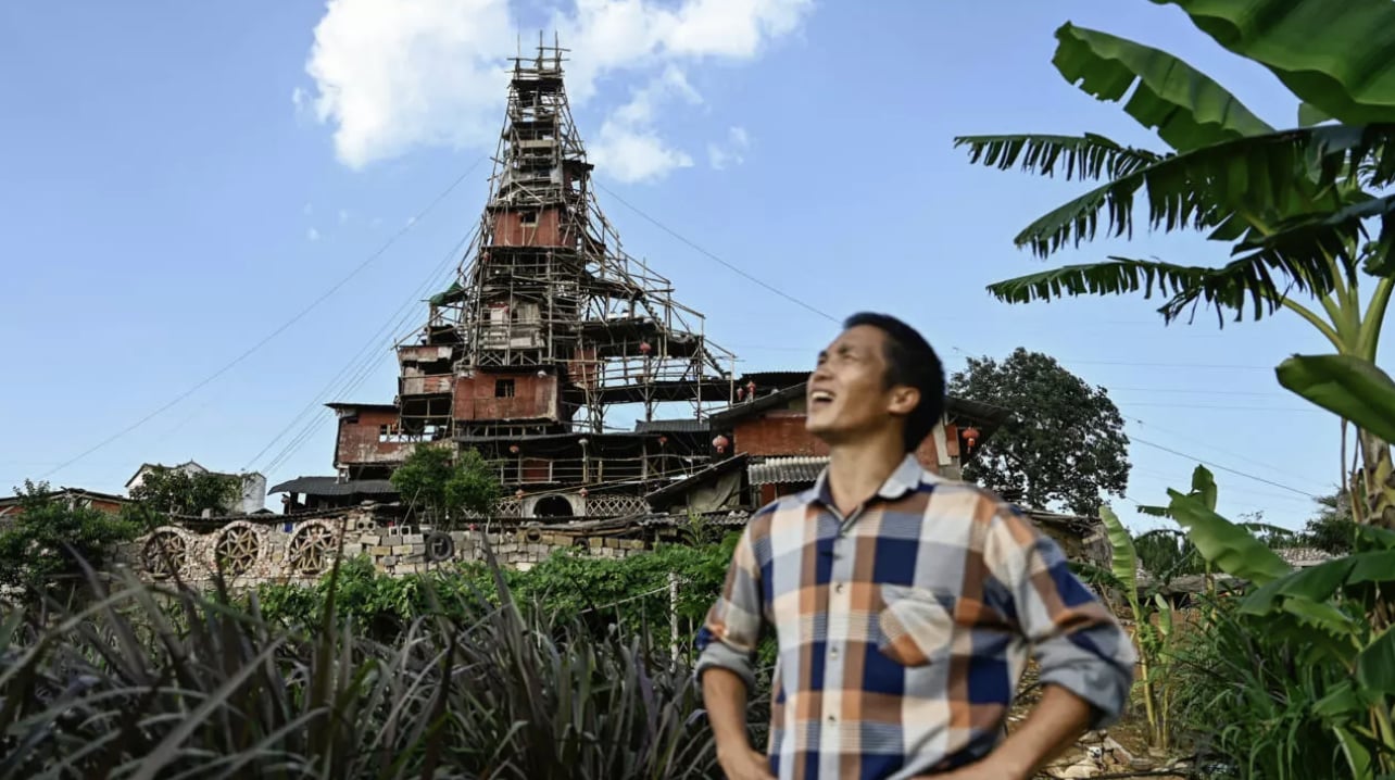 Chinese man defies demolition orders 
to build madcap rural home