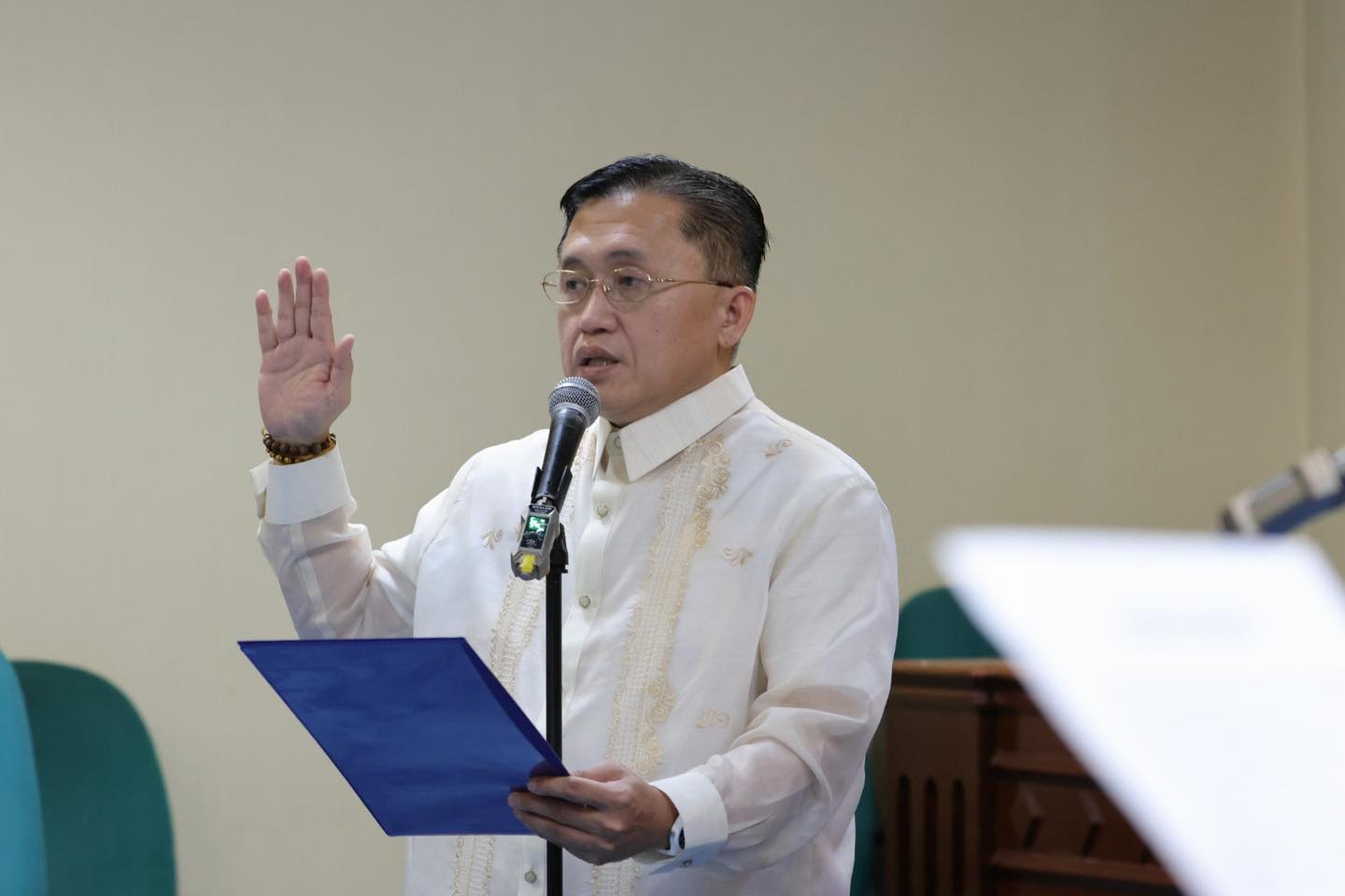 Bong Go swears in newly elected local officials at Senate