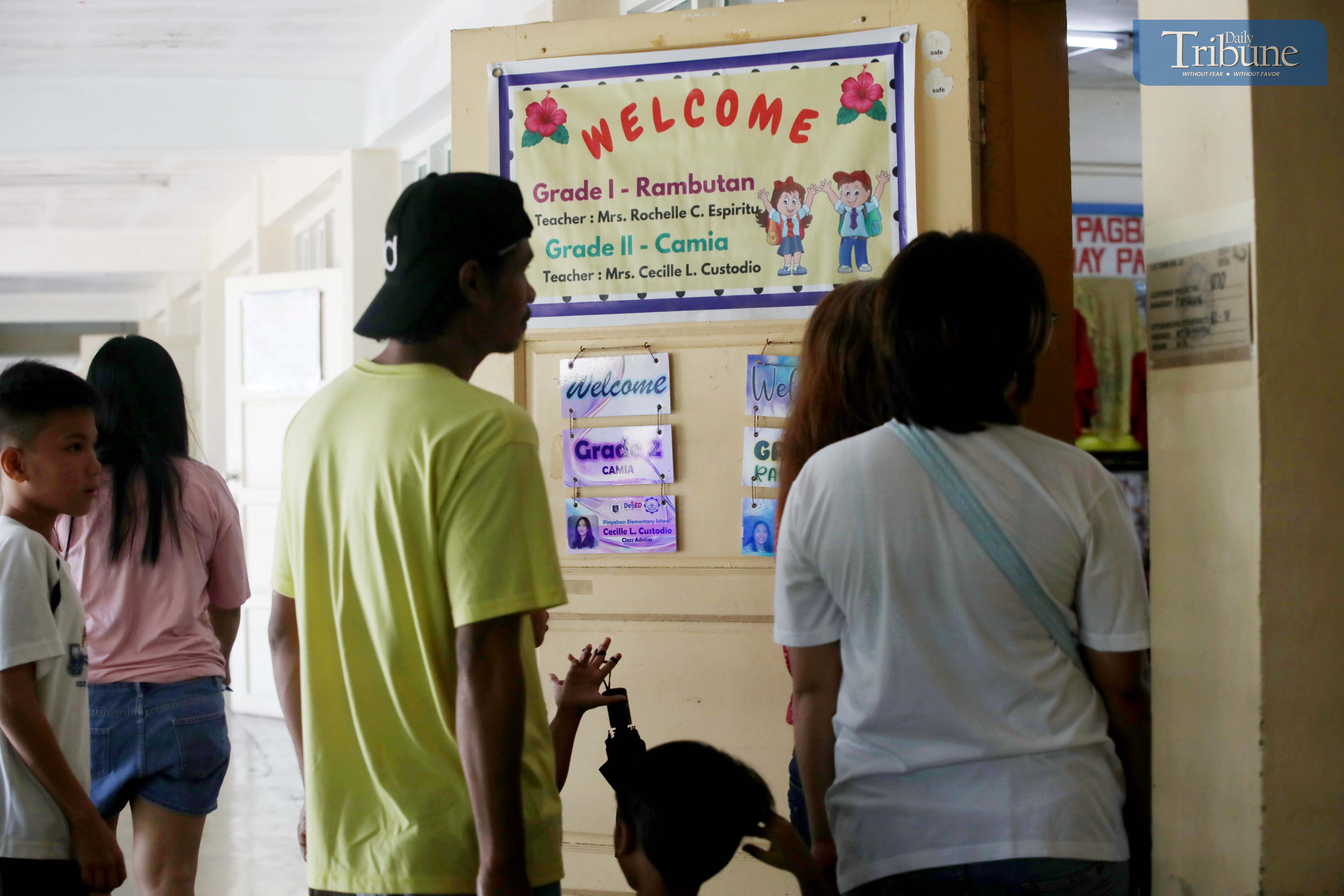 Quezon City parents line up early for school enrollment 