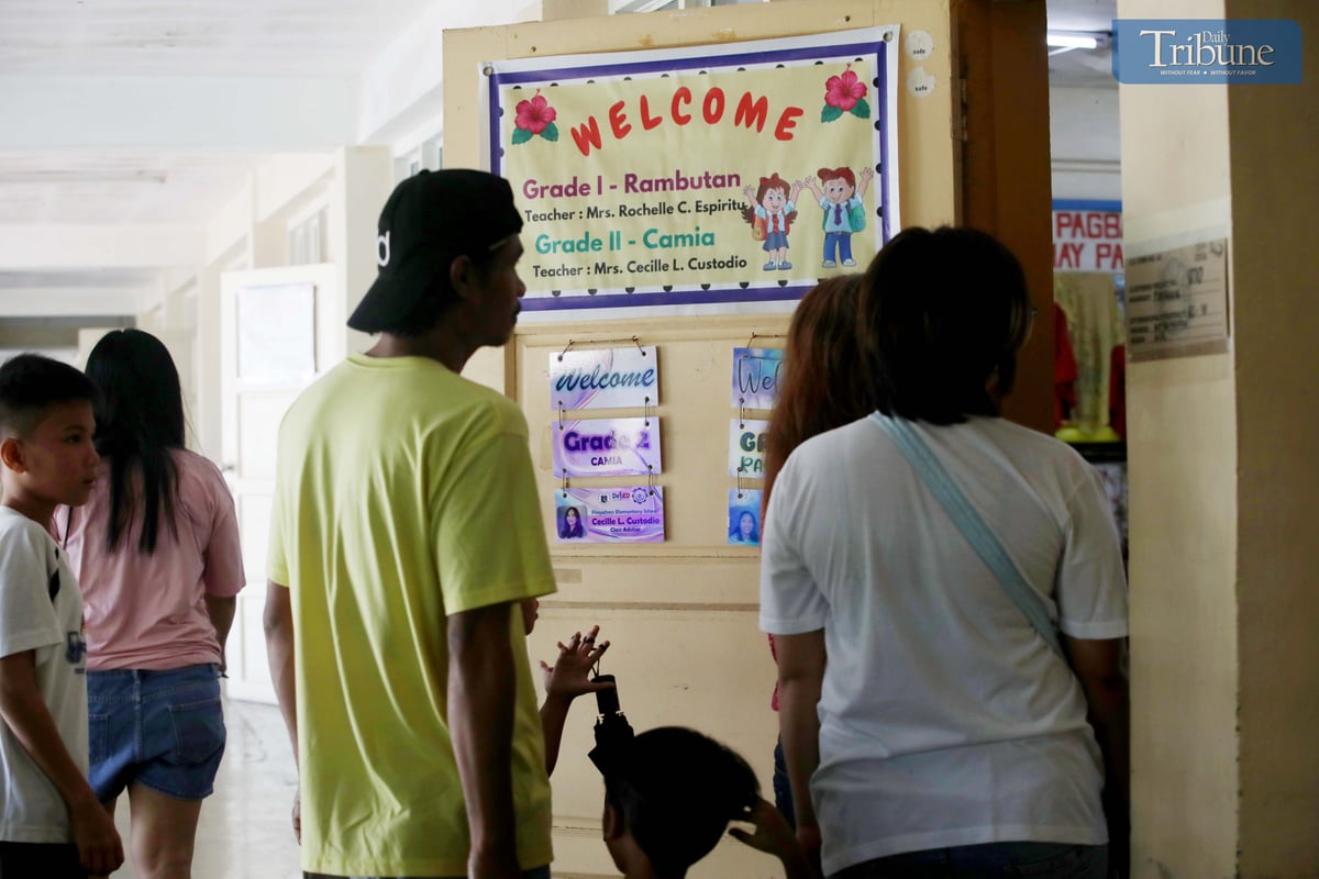 Quezon City parents line up early for school enrollment