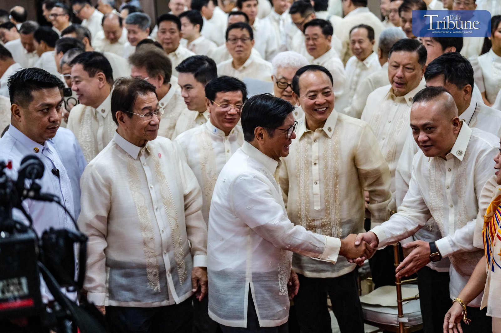 President Ferdinand R. Marcos Jr. administers the oath taking of 265 newly elected officers of the Federation of Filipino Chinese Chambers of Commerce and Industry, Inc. (FFCCCII) on June 10, 2025, at the FFCCCII Building in Binondo, Manila. 

The ceremony marks the start of the Federation’s 2025–2027 leadership term. The FFCCCII continues to advocate for economic growth while spearheading civic projects like the lighting of Jones Bridge and beautification efforts in Binondo Chinatown. 

During the event, the Federation presented President Marcos with a scale model of a two-classroom school building under its “Operation: Barrio Schools” program, which has built over 6,500 schools nationwide. Established in 1954, the FFCCCII now includes more than 170 member chambers and trade associations, playing a vital role in inclusive development and nation-building.

Joining the president on stage during event are Mr. Tan Ching, Honorary President FFCCCII, Education Secretary Sonny Angara, Mr. Victor Lim, President, FFCCCII,  Dr. Francis Chua, Honorary President, FFCCCII, and Mr. Domingo Yap, Honorary President, FFCCCII.