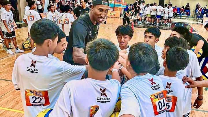 TNT Tropang 5G import Rondae Hollis-Jefferson shares his basketball wisdom to young cagers during his ‘RHJ on Tour’ program last Saturday in Quezon City.
