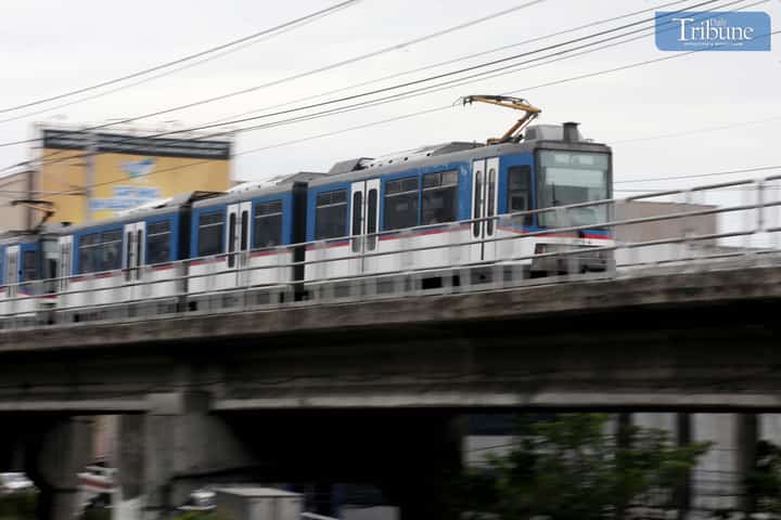 A Metro Rail Transit Line 3 (MRT-3) train travels along EDSA in Quezon City on Tuesday, 10 June 2025. The Department of Transportation (DOTr) announced that the MRT-3 will offer free rides on 12 June, in celebration of the 127th Philippine Independence Day. Free rides will be available from 7 AM to 9 AM and 5 PM to 7 PM