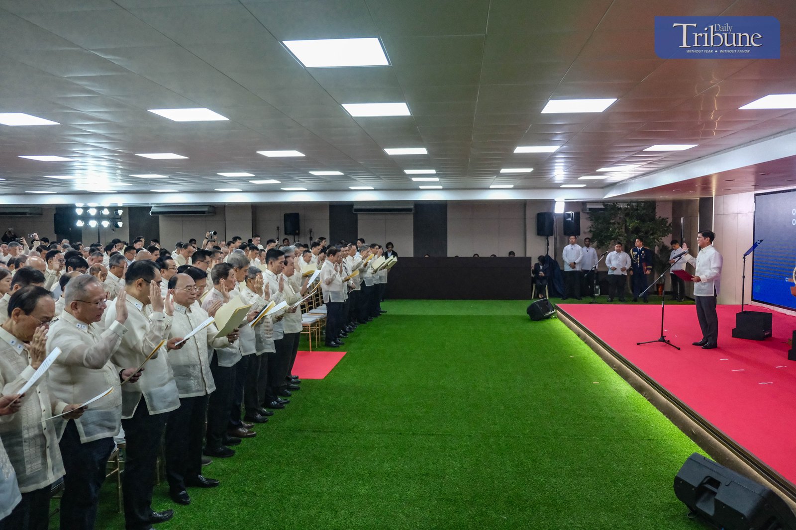 President Ferdinand R. Marcos Jr. administers the oath taking of 265 newly elected officers of the Federation of Filipino Chinese Chambers of Commerce and Industry, Inc. (FFCCCII) on June 10, 2025, at the FFCCCII Building in Binondo, Manila. 

The ceremony marks the start of the Federation’s 2025–2027 leadership term. The FFCCCII continues to advocate for economic growth while spearheading civic projects like the lighting of Jones Bridge and beautification efforts in Binondo Chinatown. 

During the event, the Federation presented President Marcos with a scale model of a two-classroom school building under its “Operation: Barrio Schools” program, which has built over 6,500 schools nationwide. Established in 1954, the FFCCCII now includes more than 170 member chambers and trade associations, playing a vital role in inclusive development and nation-building.

Joining the president on stage during event are Mr. Tan Ching, Honorary President FFCCCII, Education Secretary Sonny Angara, Mr. Victor Lim, President, FFCCCII,  Dr. Francis Chua, Honorary President, FFCCCII, and Mr. Domingo Yap, Honorary President, FFCCCII.