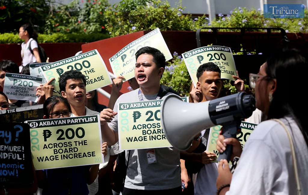 Econ team rejects legislated wage hike