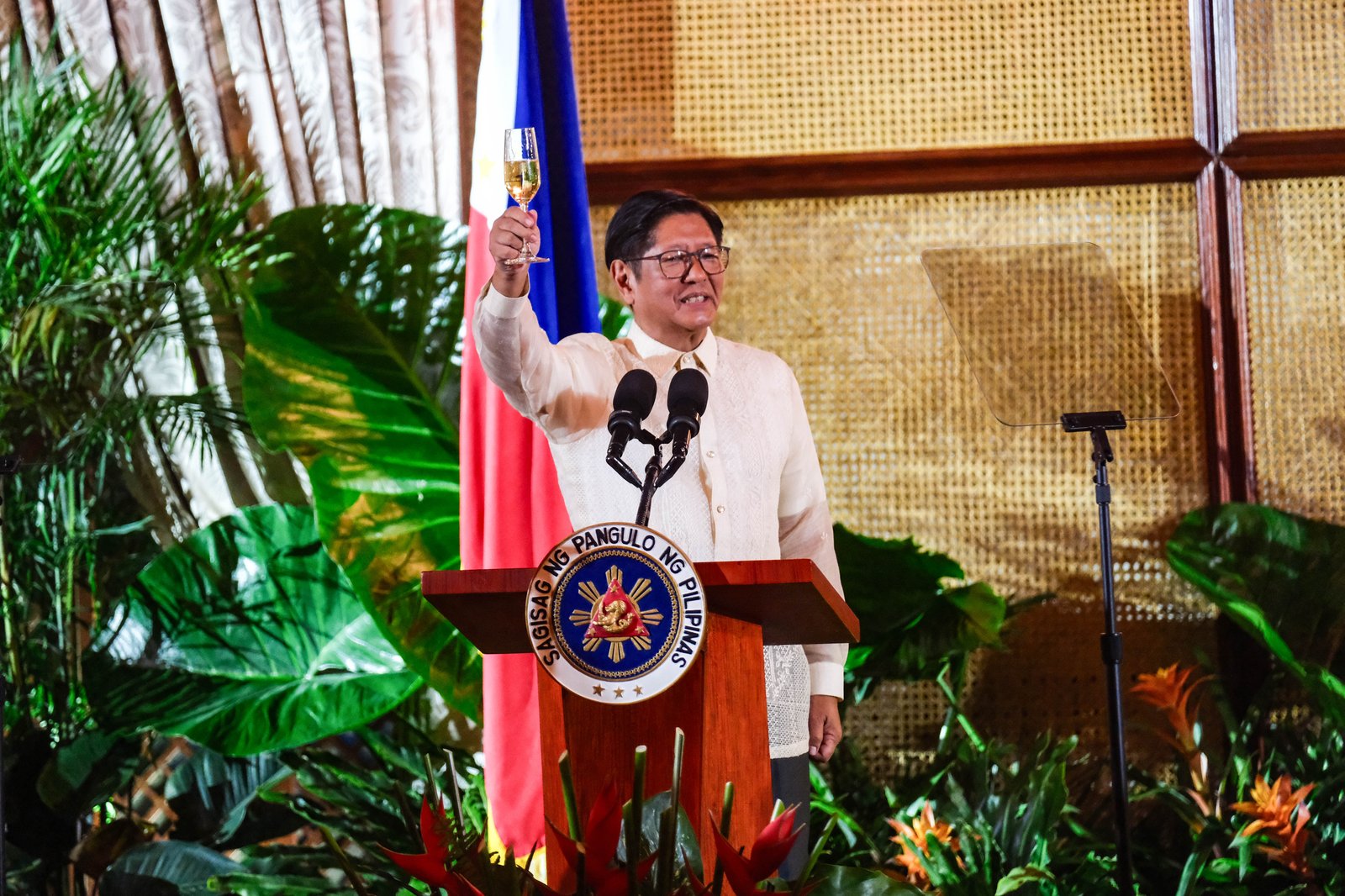 President Ferdinand Marcos Jr. shares a ceremonial toast with H.E. Mohammed Rida El Fassi, Vice Dean of the Diplomatic Corps, during the Vin d’Honneur at Malacañan Palace on 12 June 2025. The wine reception, held for government officials and members of the diplomatic corps, is one of two annual events hosted by the President to mark national celebrations.