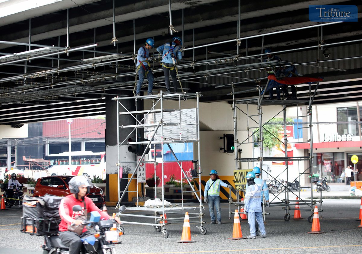 Workers took advantage of the Independence Day holiday to carry out repairs at the EDSA Kamuning flyover on Thursday. The scene unfolded as the 19th Congress of the House of Representatives adjourned without ratifying the bill seeking to raise the minimum wage for private sector workers.
Senate President Francis "Chiz" Escudero, in a statement on Wednesday, said he would welcome the House’s adoption of the Senate’s proposed P100 minimum wage increase.