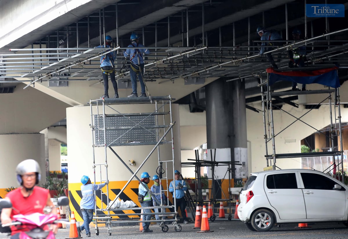 Workers took advantage of the Independence Day holiday to carry out repairs at the EDSA Kamuning flyover on Thursday. The scene unfolded as the 19th Congress of the House of Representatives adjourned without ratifying the bill seeking to raise the minimum wage for private sector workers.
Senate President Francis "Chiz" Escudero, in a statement on Wednesday, said he would welcome the House’s adoption of the Senate’s proposed P100 minimum wage increase.