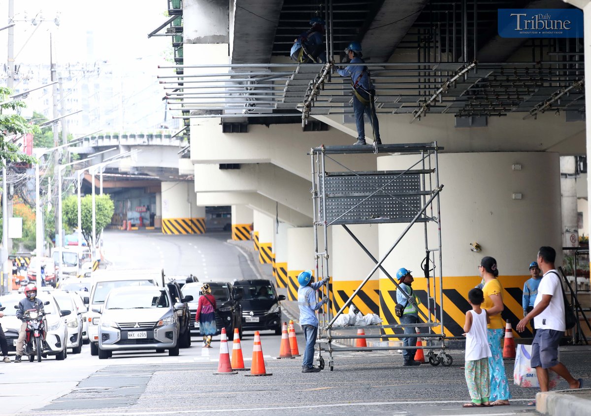 Workers took advantage of the Independence Day holiday to carry out repairs at the EDSA Kamuning flyover on Thursday. The scene unfolded as the 19th Congress of the House of Representatives adjourned without ratifying the bill seeking to raise the minimum wage for private sector workers.
Senate President Francis "Chiz" Escudero, in a statement on Wednesday, said he would welcome the House’s adoption of the Senate’s proposed P100 minimum wage increase.