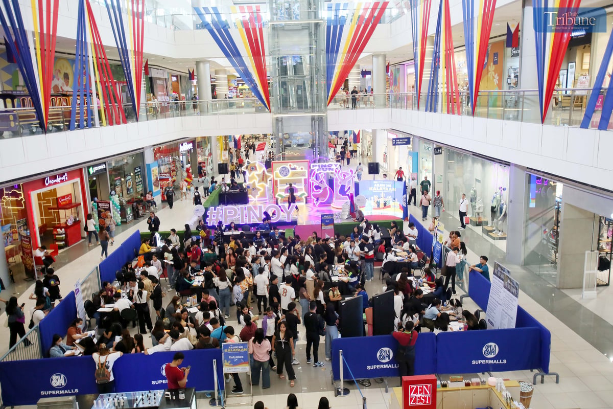 A total of 675 job vacancies from 14 private companies and one government agency are being offered to jobseekers at the Araw ng Kalayaan: Trabaho para sa Super Pinoys Job Fair, currently underway at SM City Masinag in Antipolo City.

Nearly 300 applicants have already visited the venue, with more expected as the event continues throughout the day.