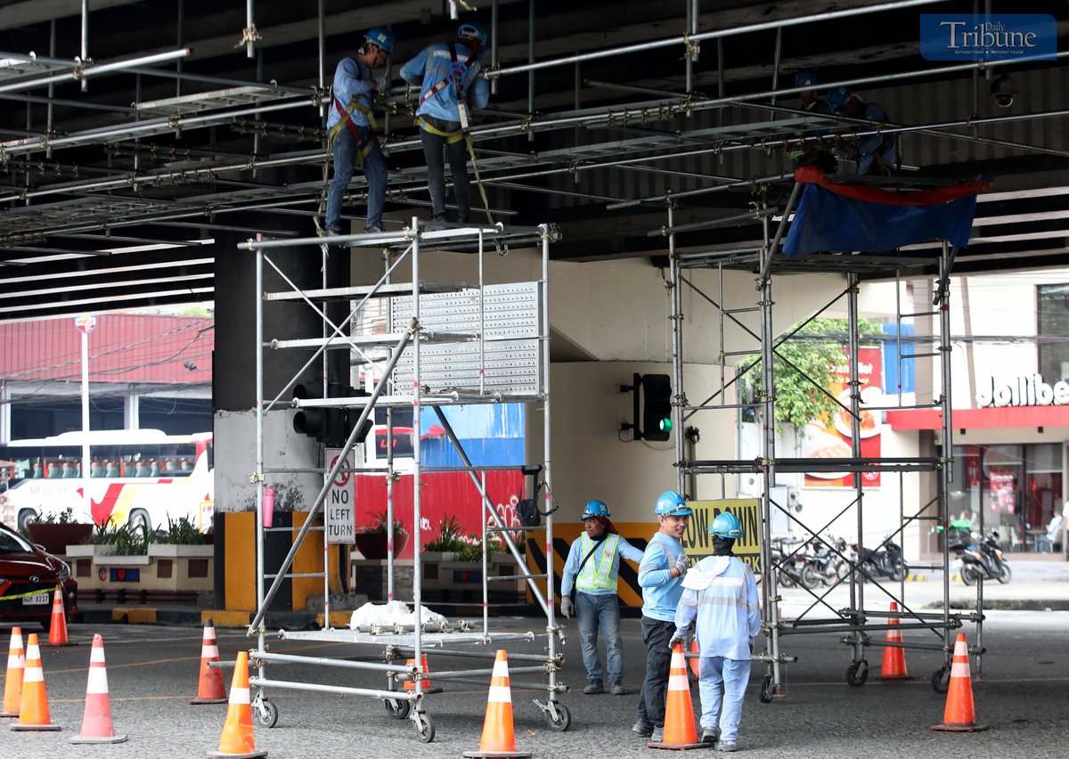 Workers took advantage of the Independence Day holiday to carry out repairs at the EDSA Kamuning flyover on Thursday. The scene unfolded as the 19th Congress of the House of Representatives adjourned without ratifying the bill seeking to raise the minimum wage for private sector workers.
Senate President Francis "Chiz" Escudero, in a statement on Wednesday, said he would welcome the House’s adoption of the Senate’s proposed P100 minimum wage increase.