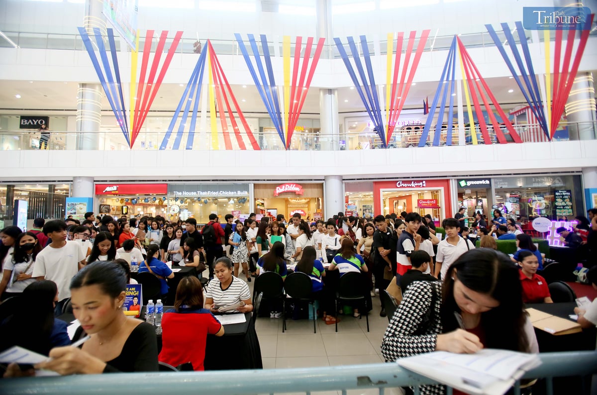 A total of 675 job vacancies from 14 private companies and one government agency are being offered to jobseekers at the Araw ng Kalayaan: Trabaho para sa Super Pinoys Job Fair, currently underway at SM City Masinag in Antipolo City.

Nearly 300 applicants have already visited the venue, with more expected as the event continues throughout the day.