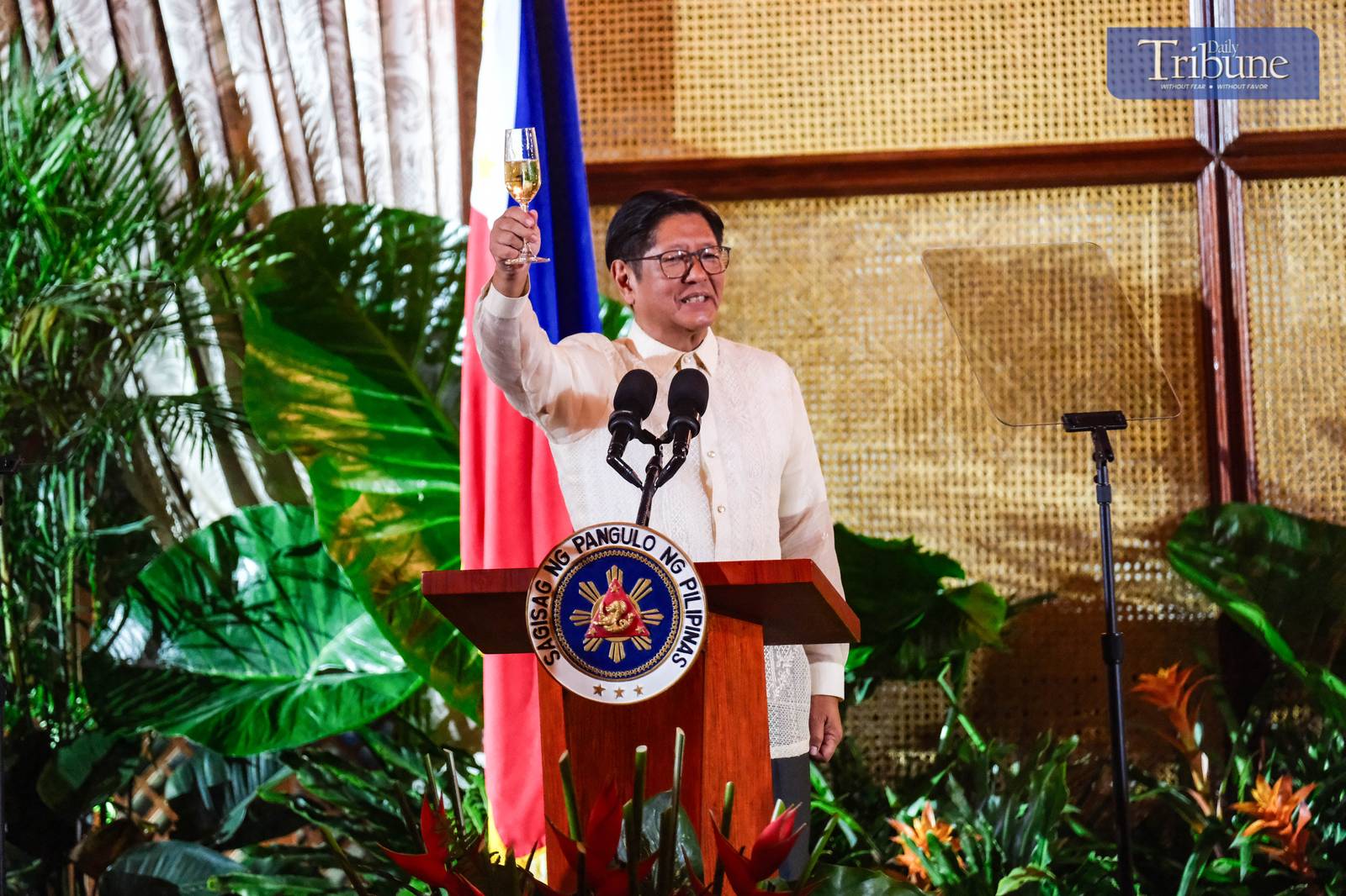 President Ferdinand Marcos Jr. shares a ceremonial toast with H.E. Mohammed Rida El Fassi, Vice Dean of the Diplomatic Corps, during the Vin d’Honneur at Malacañan Palace on 12 June 2025. The wine reception, held for government officials and members of the diplomatic corps, is one of two annual events hosted by the President to mark national celebrations.