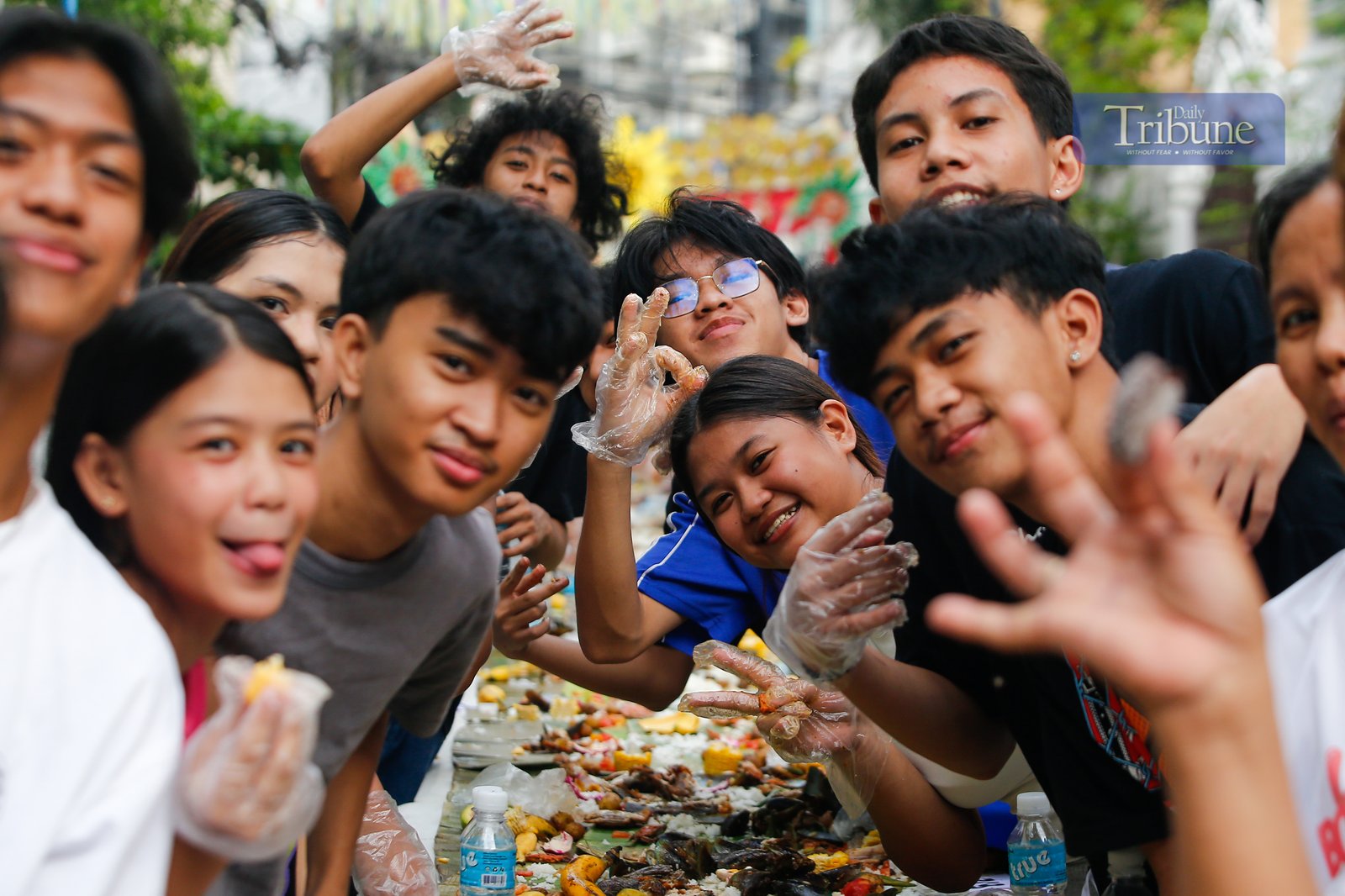 GROUFIE has become obligatory to feed the social media savvy teens while enjoying the longest boodle fight ever staged in Mandaluyong.