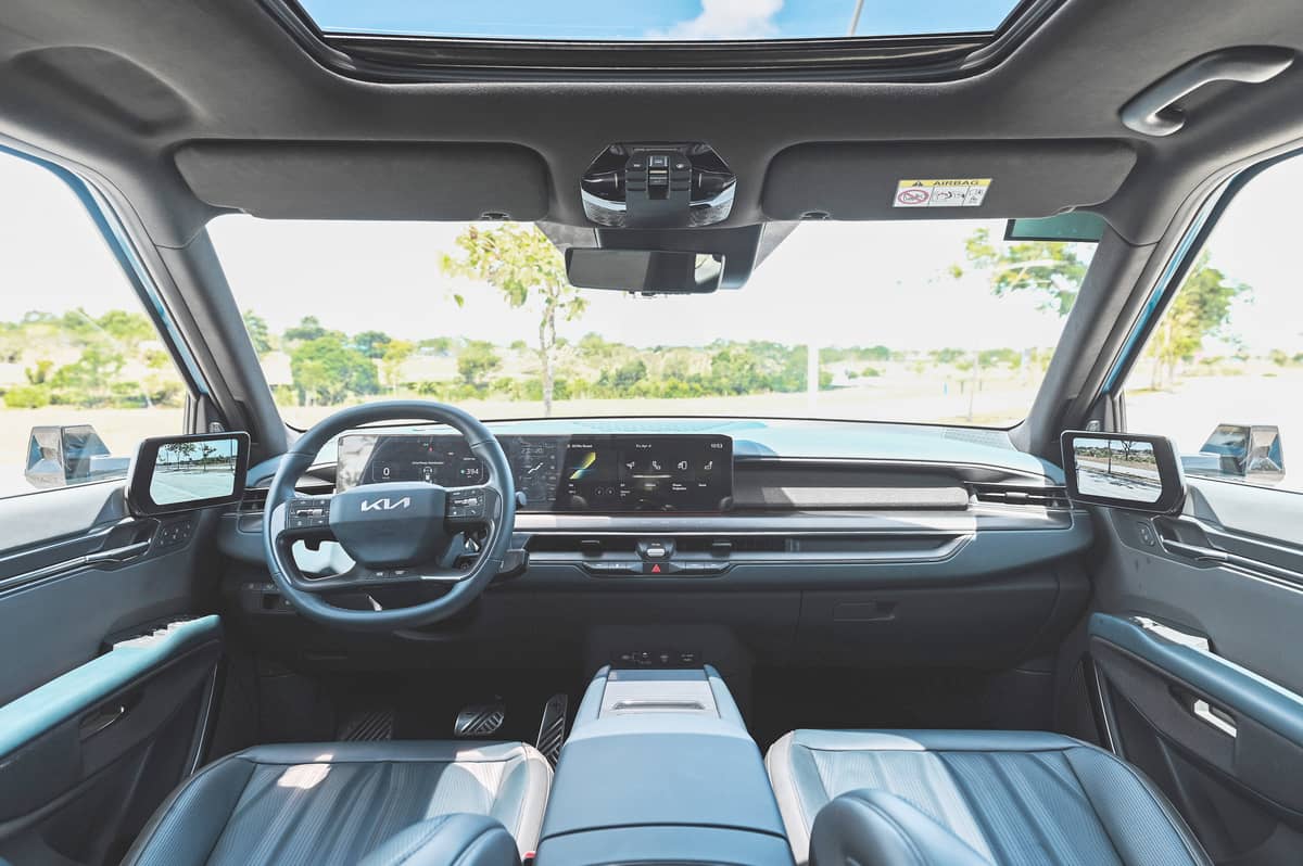 The EV9’s high-tech cockpit features wide digital displays and digital side mirrors, providing drivers with a modern and connected driving experience.
