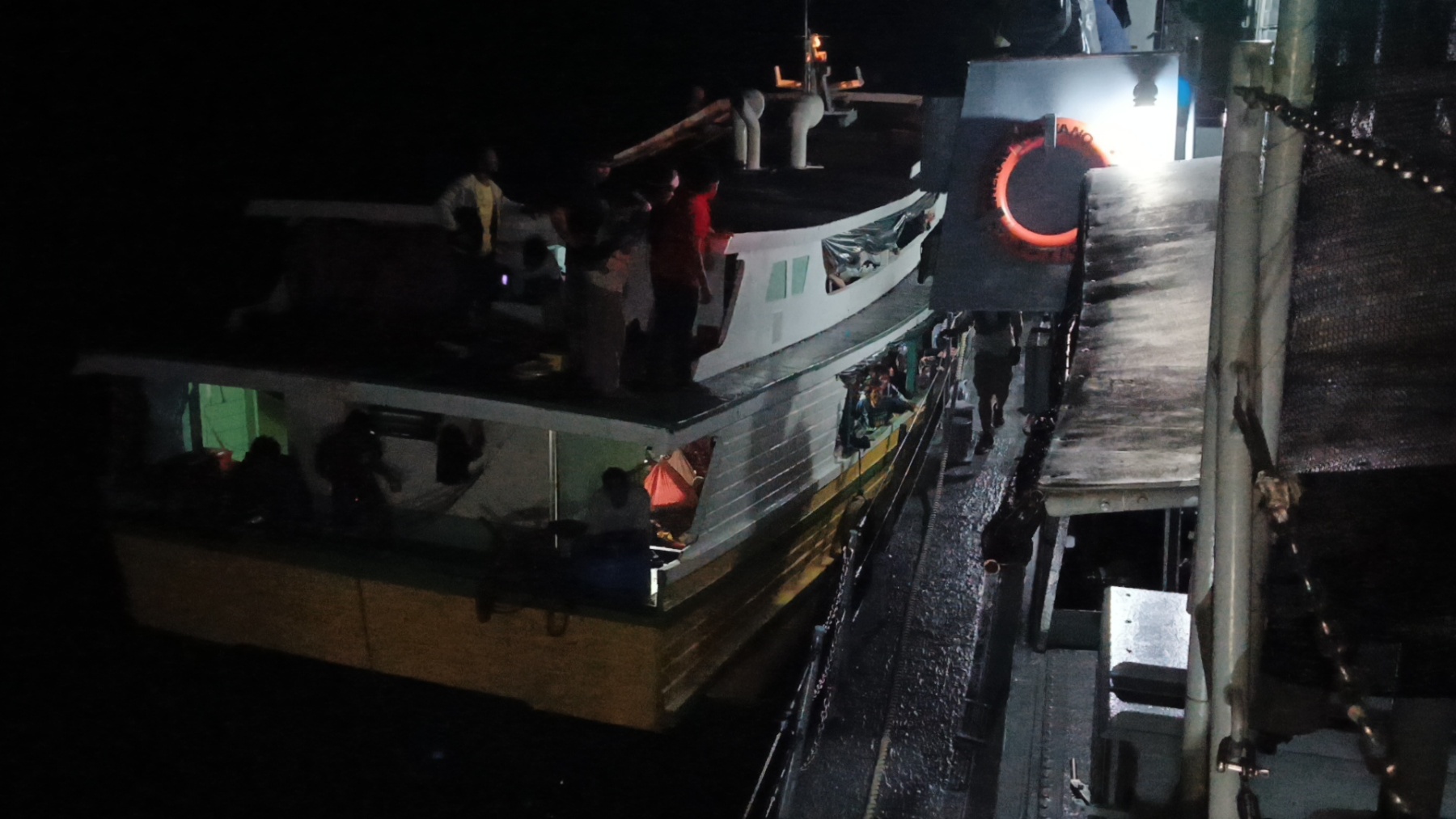 Navy rescues 90 from drifting vessel off Tawi-Tawi