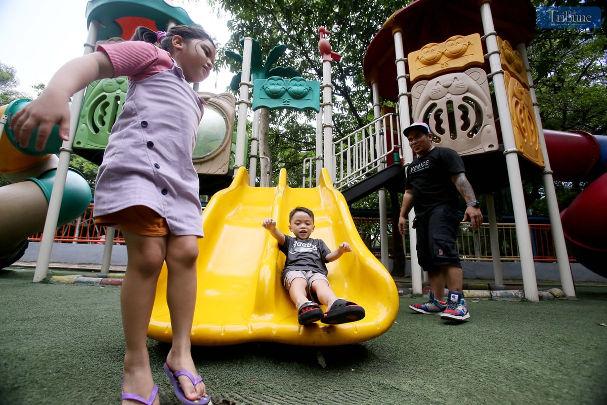 FATHER Christian Gotladera enjoys a day out with his three children at Quezon City Memorial Circle on Saturday, 14 June 2025 — a day ahead of the Father’s Day celebration.