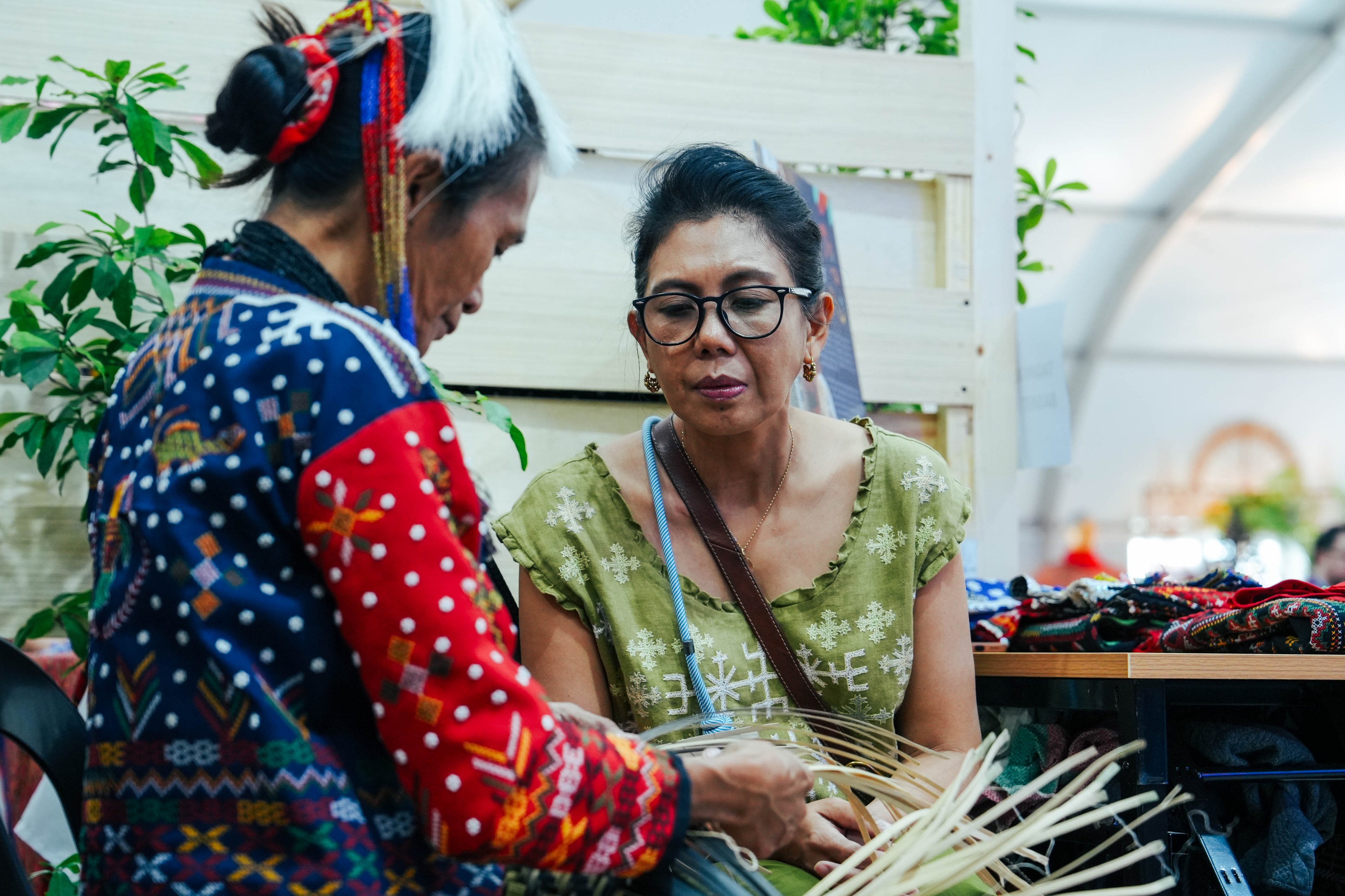 Len Cabili of Filip+Inna with a weaver.