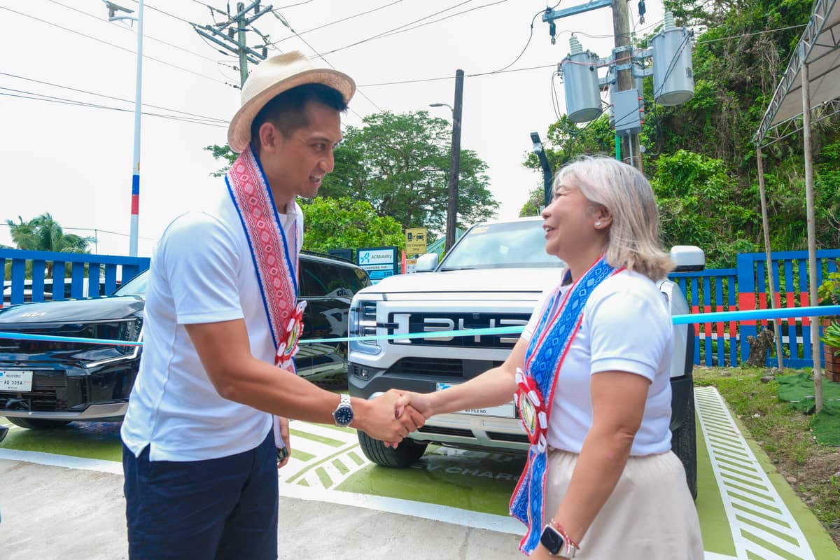 ILOCOS Norte Governor Matthew Marcos Manotoc and ACMobility’s Yvonne Castro shake hands at the Pagudpud EV charging station inauguration as they mark a key milestone in expanding sustainable mobility to one of the country’s farthest travel destinations.