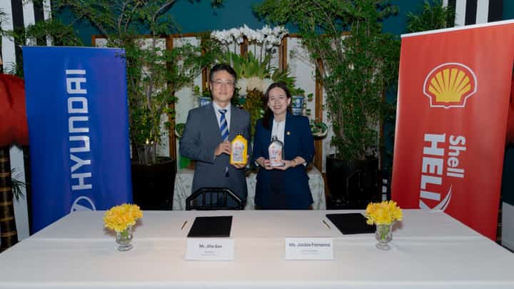 HYUNDAI’s Jiho Son and Shell’s Jackie Famorca mark the start of their official engine oil partnership with a ceremonial handshake and Shell Helix display.