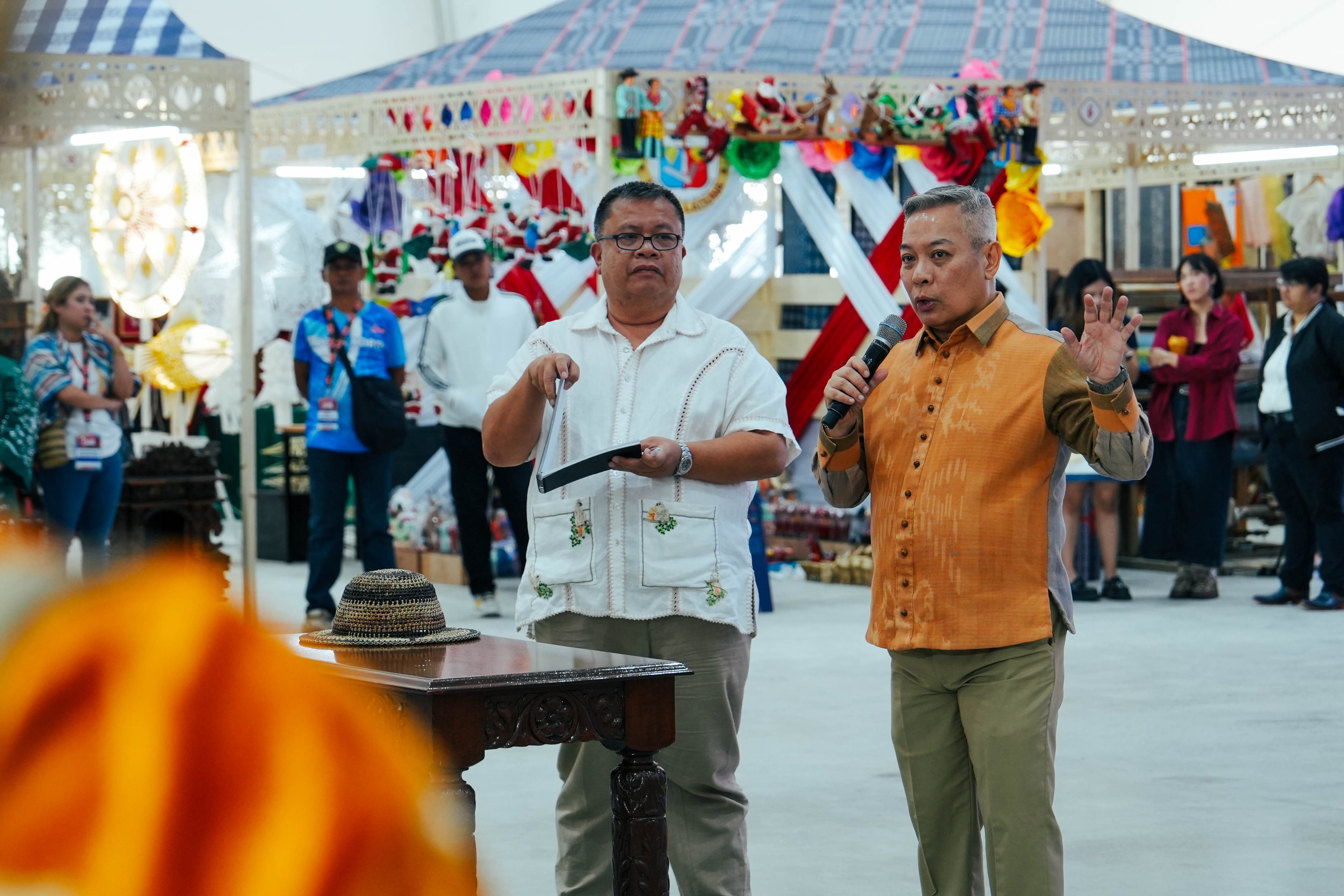 LIKHA organizer Al Valenciano with National Commission for Culture and the Arts executive director Dr. Eric Zerrudo.