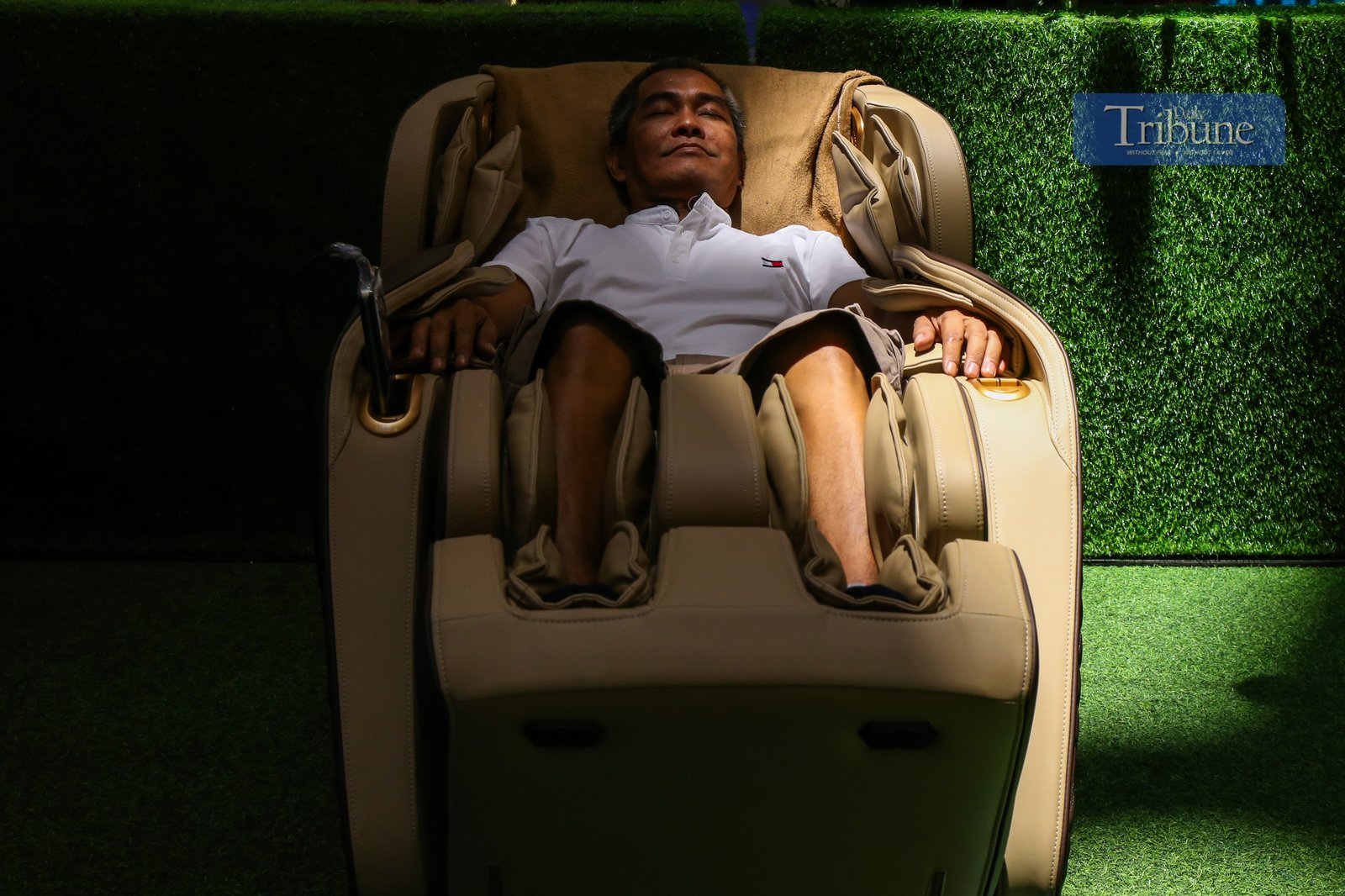 Fathers received special treatment with free massages and arcade games at a Manila mall as shoppers celebrated Father’s Day on 15 June 2025.