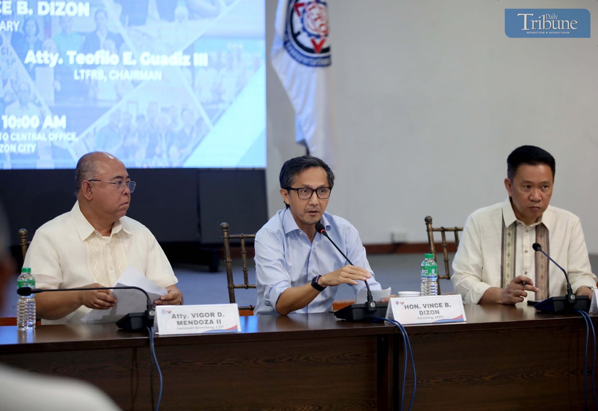 Department of Transportation Secretary Vince Dizon, together with Land Transportation Office Assistant Secretary Atty. Vigor Mendoza II and LTFRB Chair Teofilo Guadiz III, ordered the revocation of a taxi driver’s license after he was caught on video charging P1,260 for a ride from NAIA Terminal 3 to Terminal 2.
They also dismissed two Region 2 LTO officials allegedly involved in the assault of three youths at a karaoke lounge on June 4.
The orders were announced Monday during a press conference at the LTO office in Quezon City.