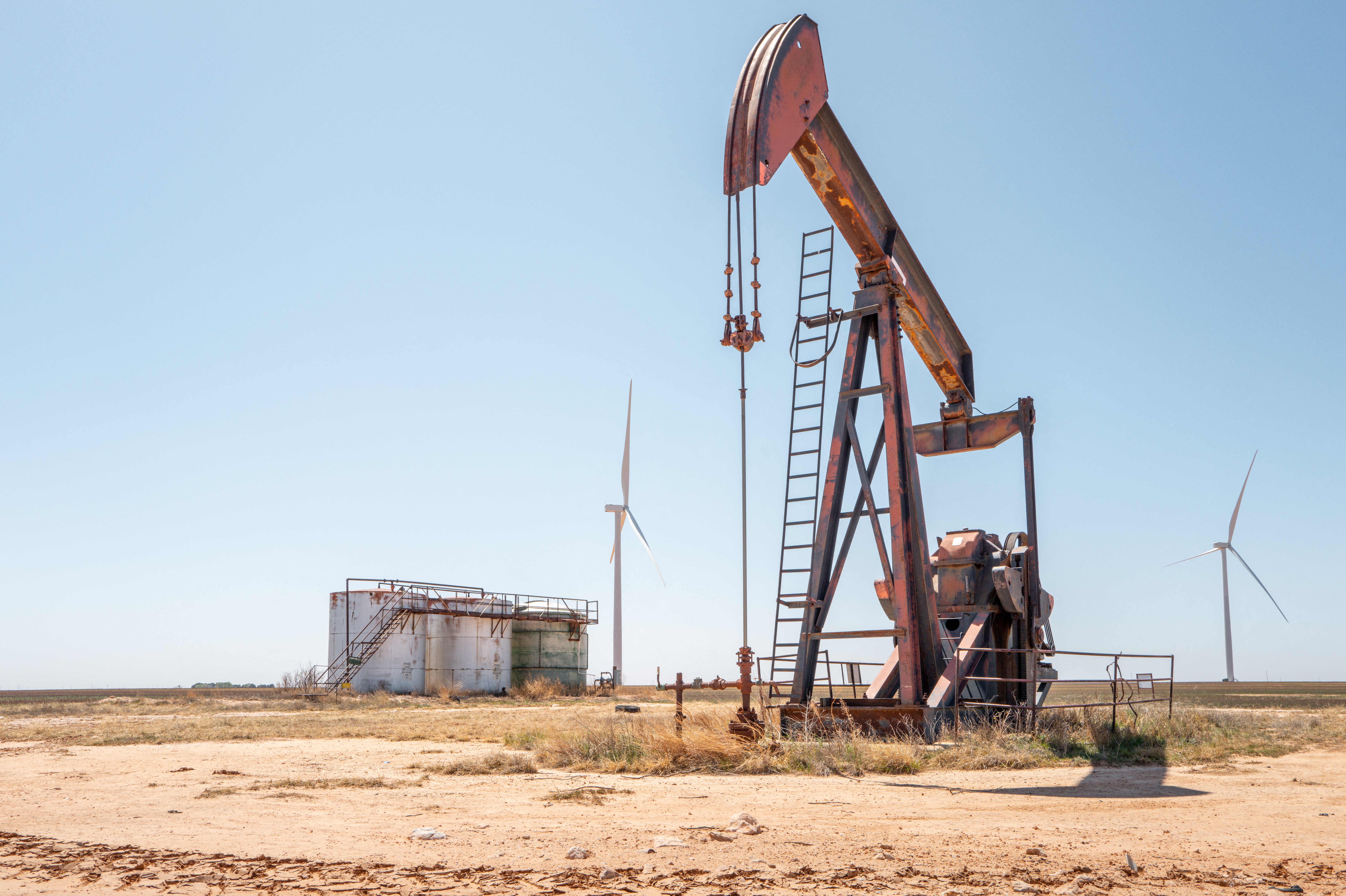 War paradox: Oil prices slide