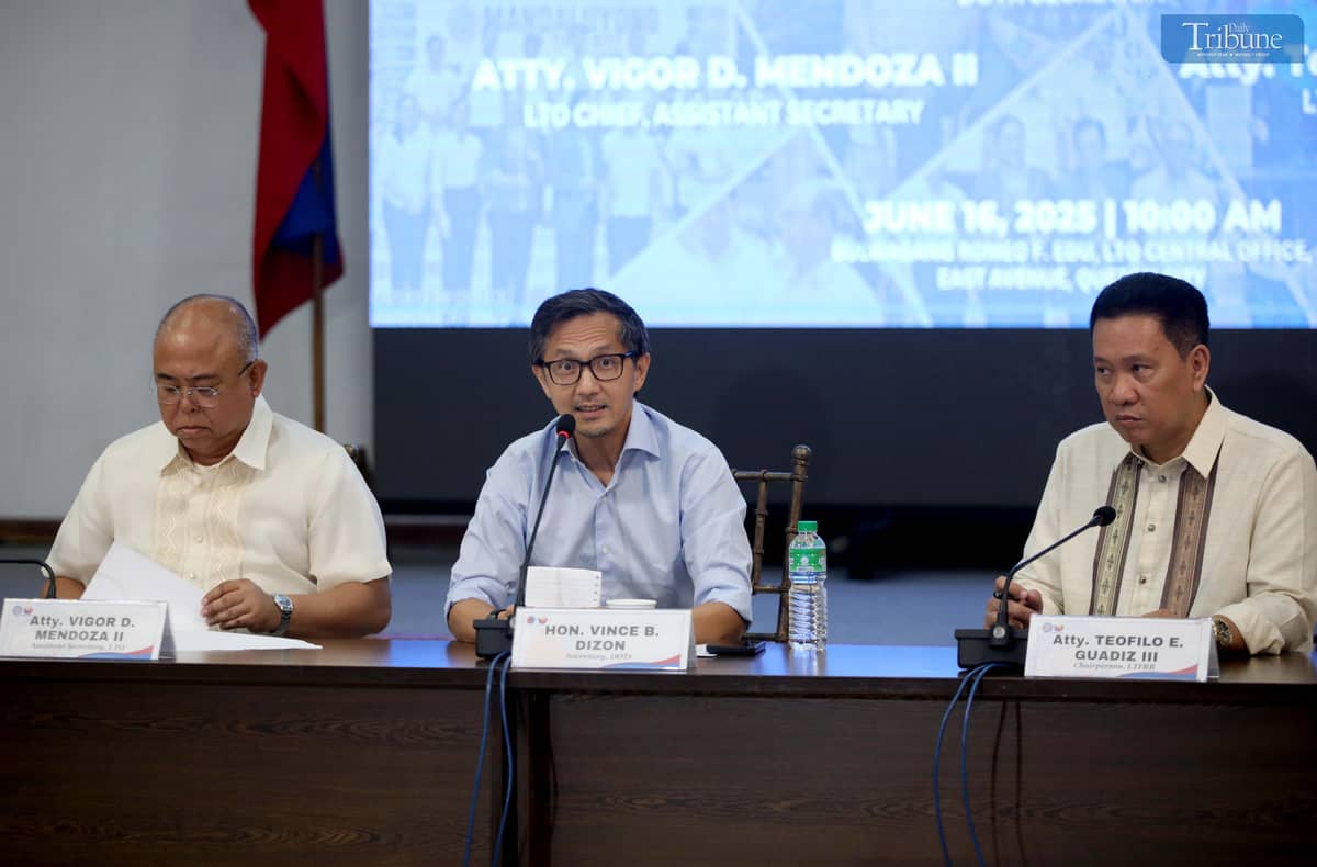 Department of Transportation Secretary Vince Dizon, together with Land Transportation Office Assistant Secretary Atty. Vigor Mendoza II and LTFRB Chair Teofilo Guadiz III, ordered the revocation of a taxi driver’s license after he was caught on video charging P1,260 for a ride from NAIA Terminal 3 to Terminal 2.
They also dismissed two Region 2 LTO officials allegedly involved in the assault of three youths at a karaoke lounge on June 4.
The orders were announced Monday during a press conference at the LTO office in Quezon City.