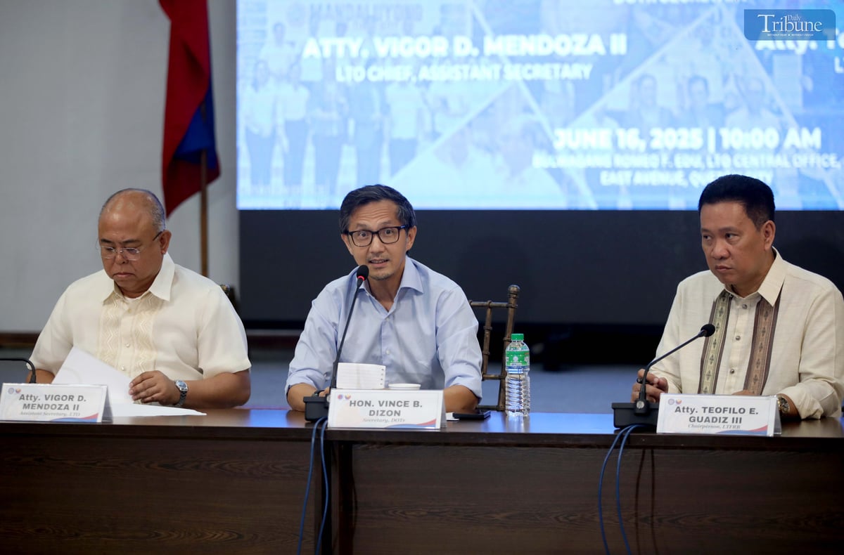 Department of Transportation Secretary Vince Dizon, together with Land Transportation Office Assistant Secretary Atty. Vigor Mendoza II and LTFRB Chair Teofilo Guadiz III, ordered the revocation of a taxi driver’s license after he was caught on video charging P1,260 for a ride from NAIA Terminal 3 to Terminal 2.
They also dismissed two Region 2 LTO officials allegedly involved in the assault of three youths at a karaoke lounge on June 4.
The orders were announced Monday during a press conference at the LTO office in Quezon City.