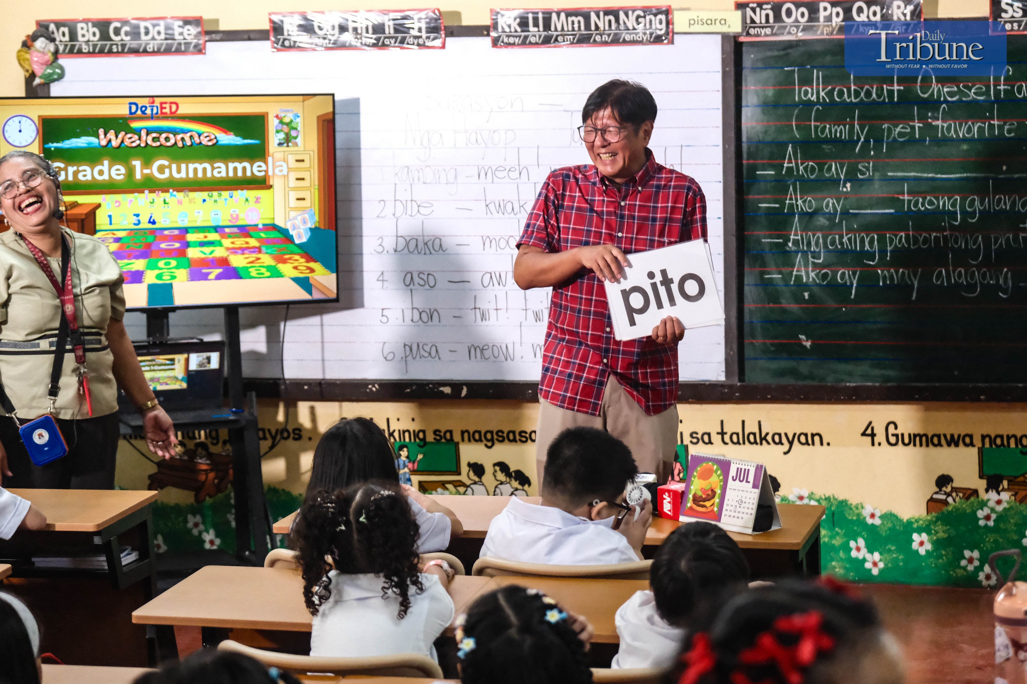 President Ferdinand R. Marcos Jr. teaches Grade 1 students using flashcards on the first day of school.