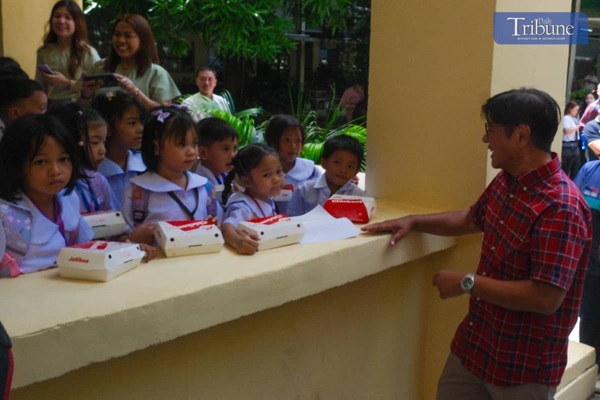 President Ferdinand R. Marcos Jr. teaches Grade 1 students using flashcards on the first day of school.