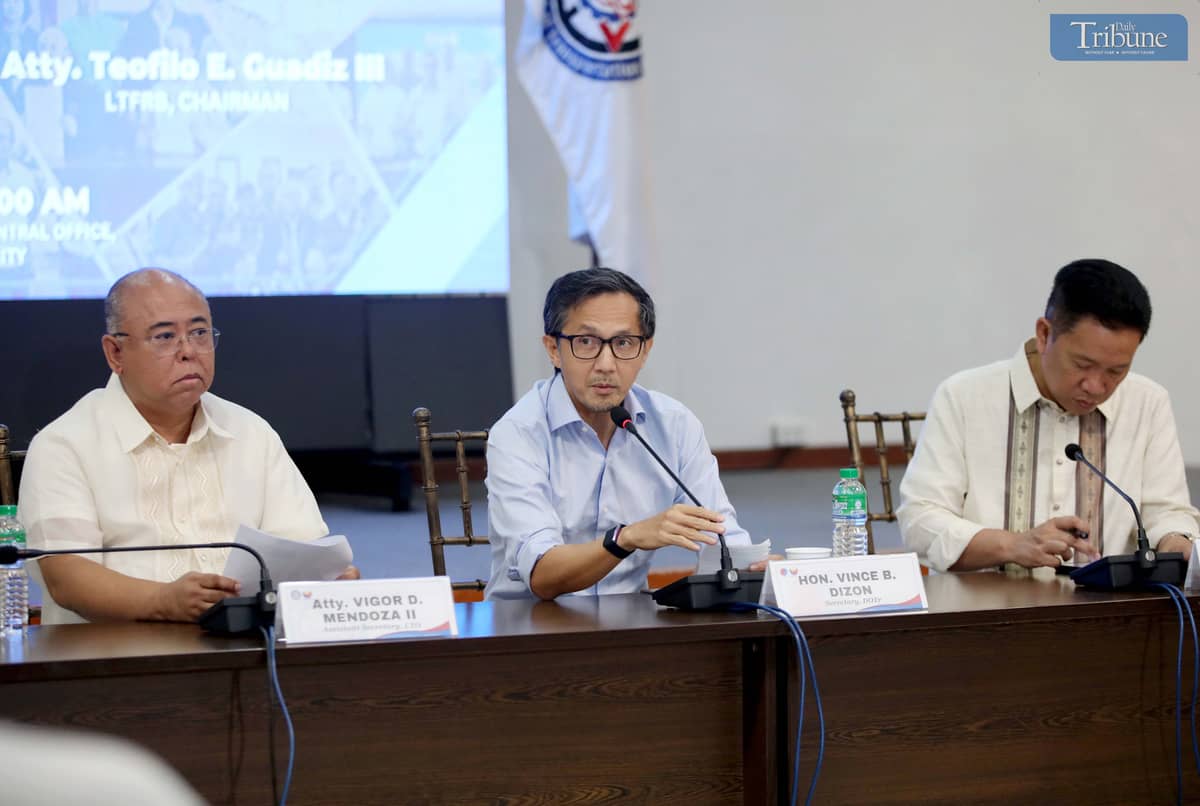 Department of Transportation Secretary Vince Dizon, together with Land Transportation Office Assistant Secretary Atty. Vigor Mendoza II and LTFRB Chair Teofilo Guadiz III, ordered the revocation of a taxi driver’s license after he was caught on video charging P1,260 for a ride from NAIA Terminal 3 to Terminal 2.
They also dismissed two Region 2 LTO officials allegedly involved in the assault of three youths at a karaoke lounge on June 4.
The orders were announced Monday during a press conference at the LTO office in Quezon City.