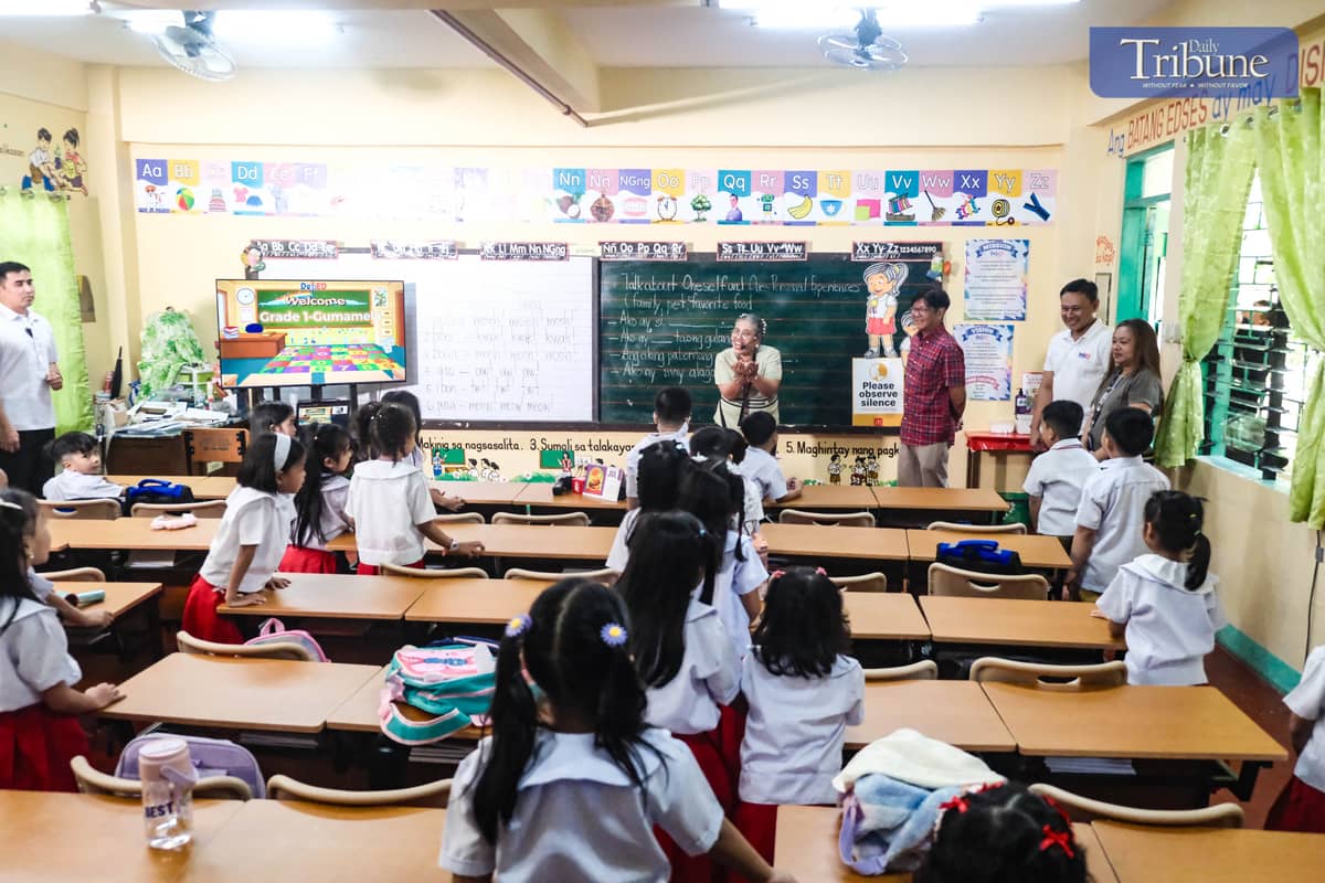 President Ferdinand R. Marcos Jr. teaches Grade 1 students using flashcards on the first day of school.