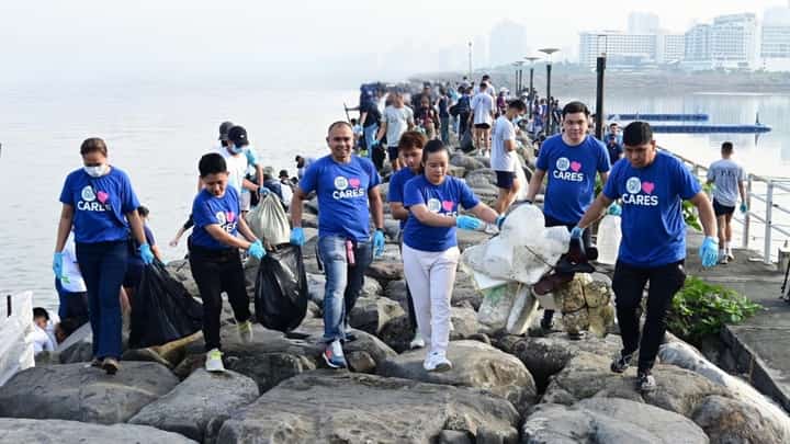 Thousands of volunteers gather at SM by the BAY in Manila for SM Cares’ flagship coastal cleanup drive for World Oceans Day 2025, showing a united front in the fight against marine pollution.