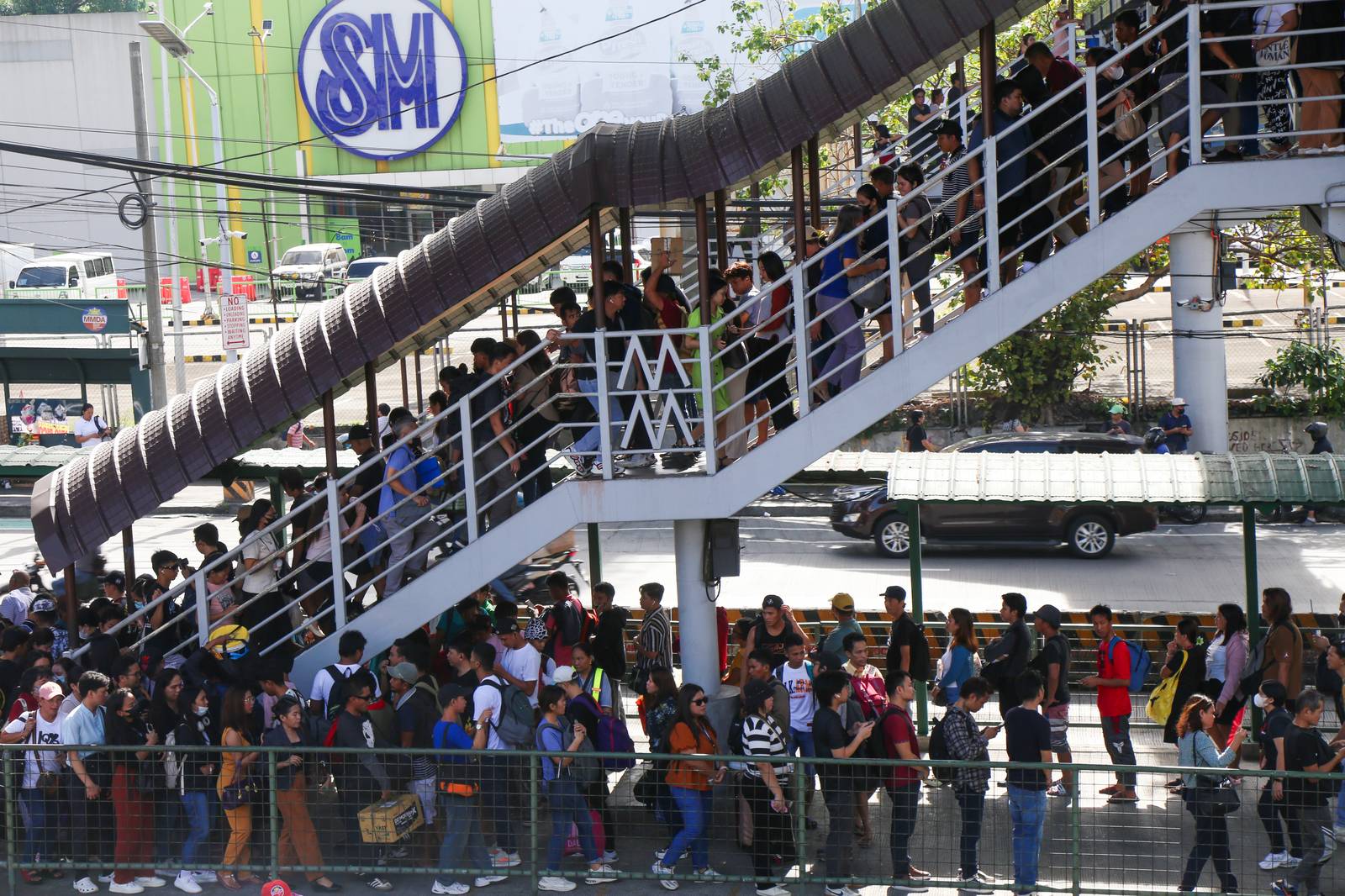 SOUTHBOUND commuters crowd the Main Avenue station of the EDSA Bus Carousel on the morning of 17 June 2025, navigating long lines and a cramped staircase—the only access point to both lanes of the carousel.