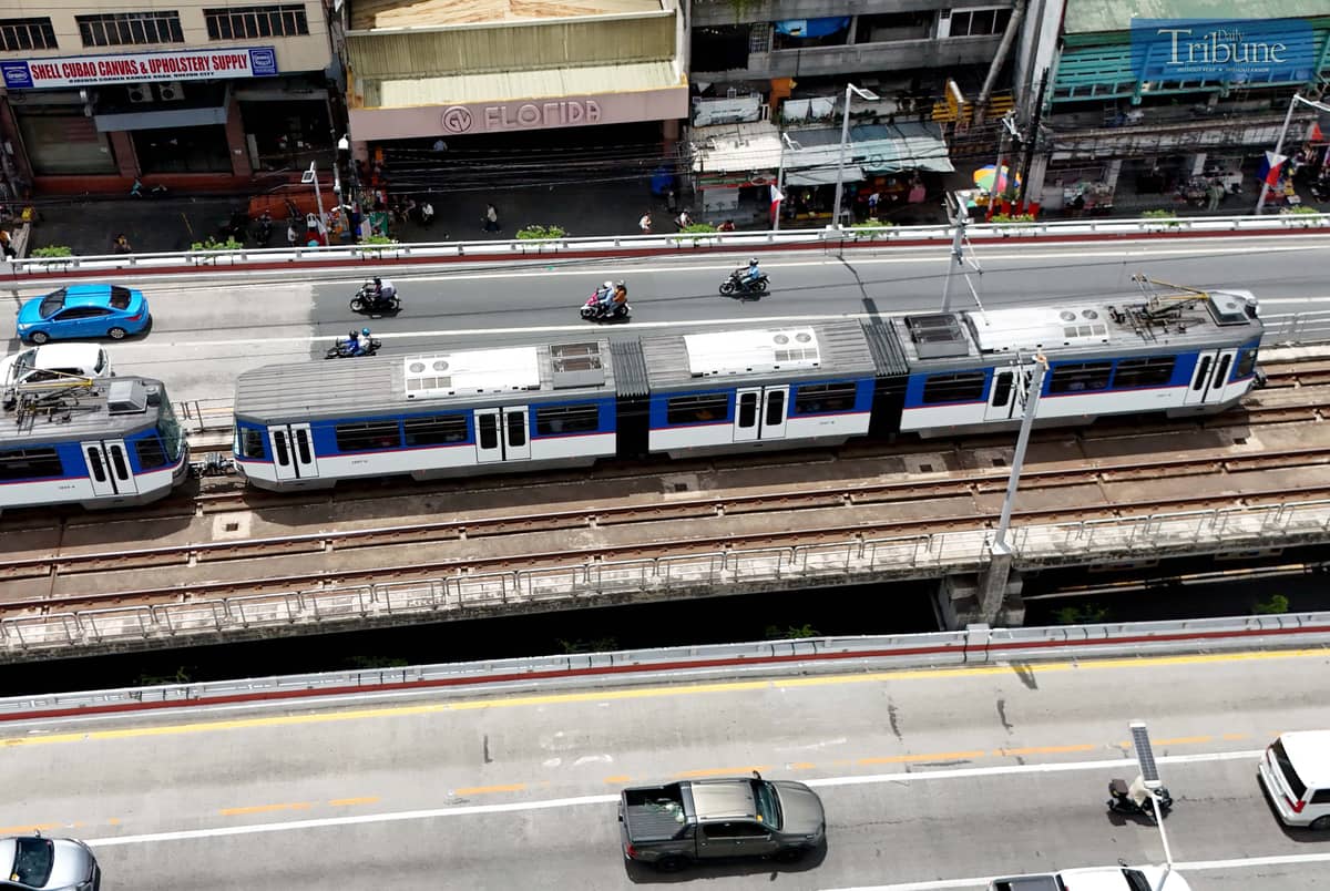 AN MRT-3 train runs along EDSA near Kamuning, Quezon City, after operations resumed following a burning wire incident earlier that morning. The disruption occurred at around 7:36 AM between the southbound tracks of Cubao and Santolan stations