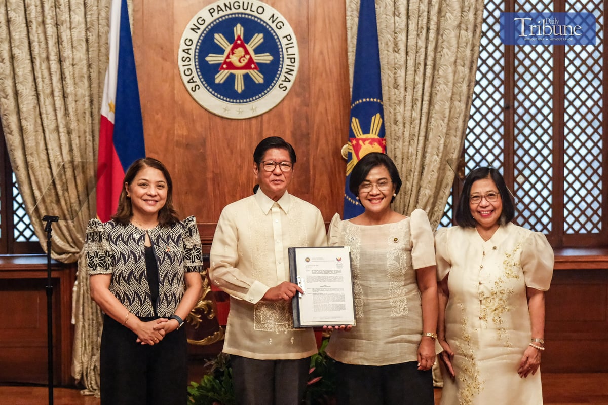 From left to right: Comm. Ethel Agnes Valenzuela, President Ferdinand R. Marcos Jr. and Comm. Marita Canapi during the launch of the Implementing Rules and Regulations (IRR) of the Expanded Tertiary Education Equivalency and Accreditation Program (ETEEAP) Act at the President’s Hall in Malacañang Palace on 17 June 2025.