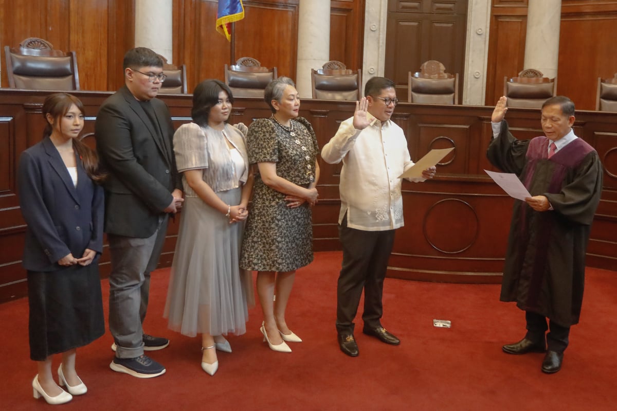 Newly elected Parañaque 2nd District Representative Brian Yamsuan, along with fellow city officials, takes oath of office at the Supreme Court’s En Banc Session Hall in Manila on Wednesday, 18 June 2025.