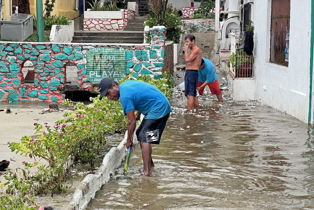 Tourists, fishermen hunker as Hurricane Erick pounds Mexican coast
